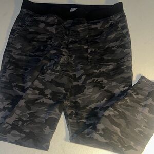 Womens Size XXL No Boundaries Camouflage Pants.